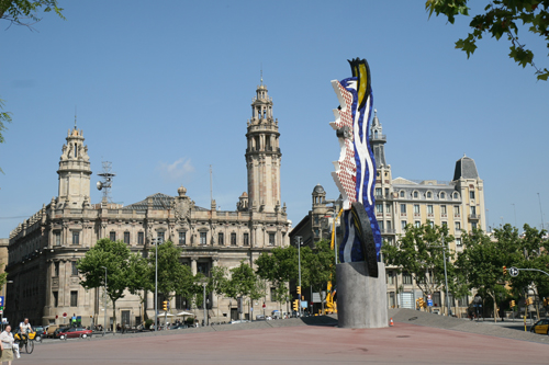 Skulptur 'Barcelona Head' und Hauptpost
